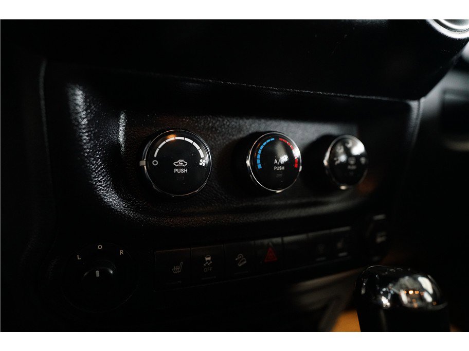 Used 2015 Jeep Wrangler Unlimited Rubicon w/ Connectivity Group image 19