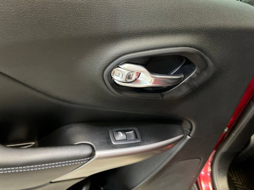 Used 2019 Jeep Cherokee Latitude w/ Popular Appearance Group FWD image 21