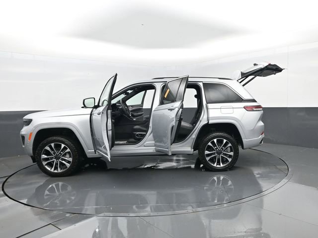 Used 2023 Jeep Grand Cherokee Overland w/ Luxury Tech Group IV AWD/4WD image 35