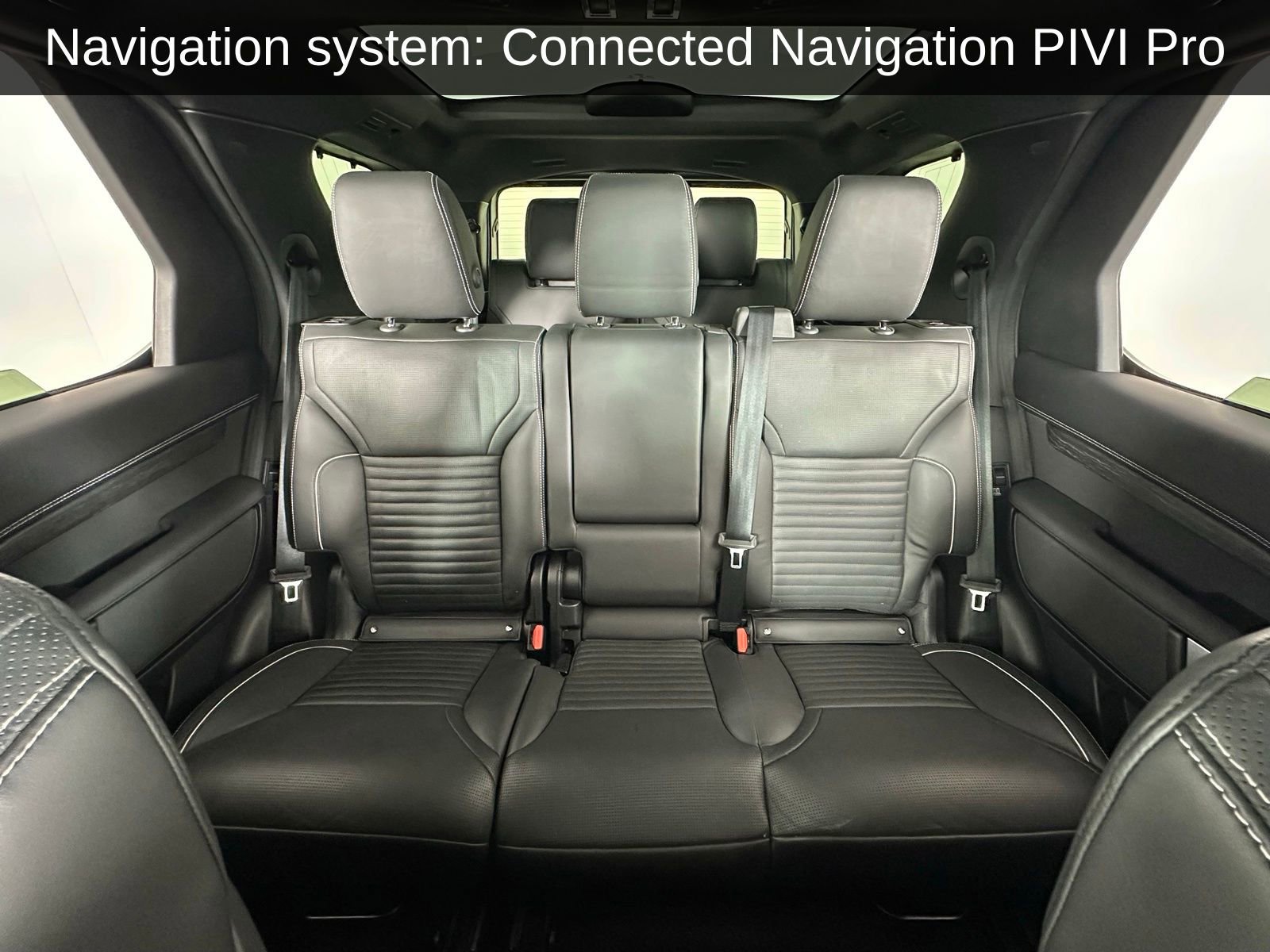 Used 2023 Land Rover Discovery Metropolitan Edition image 4