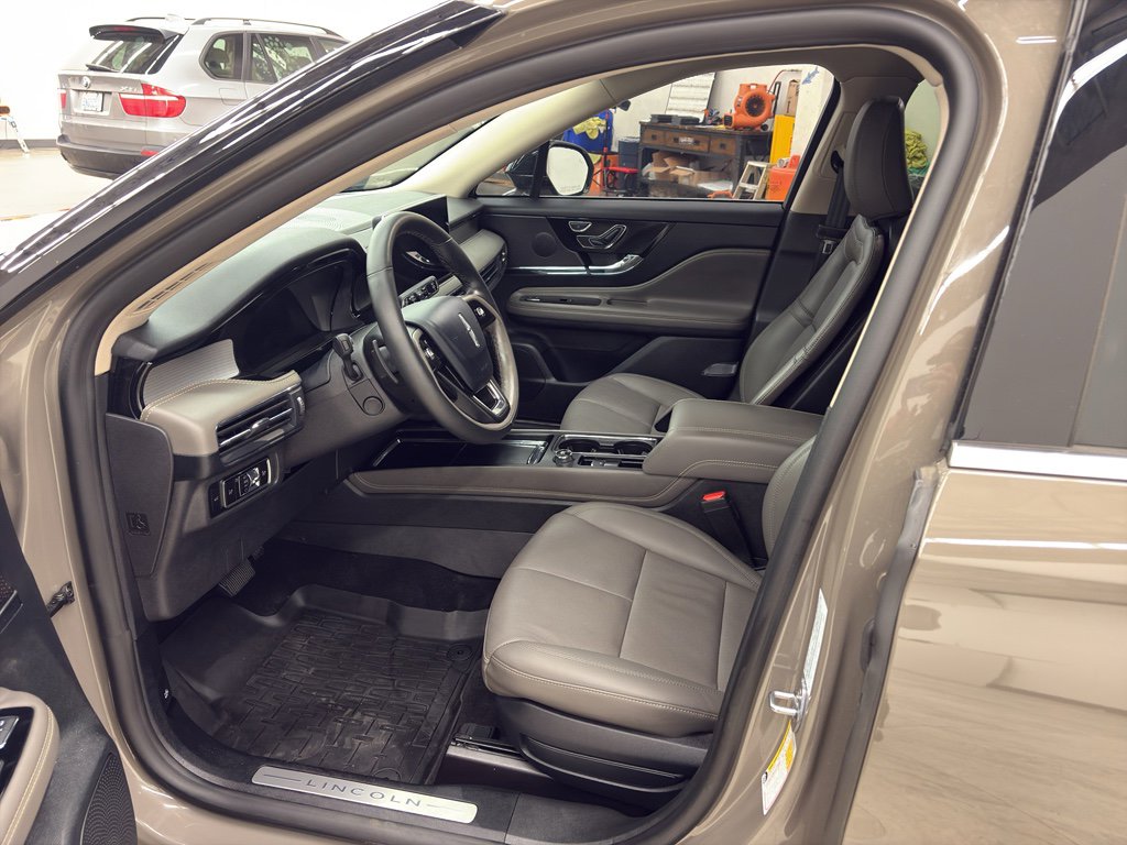 Used 2025 Lincoln Corsair Reserve w/ Rear Removable Package Tray image 12