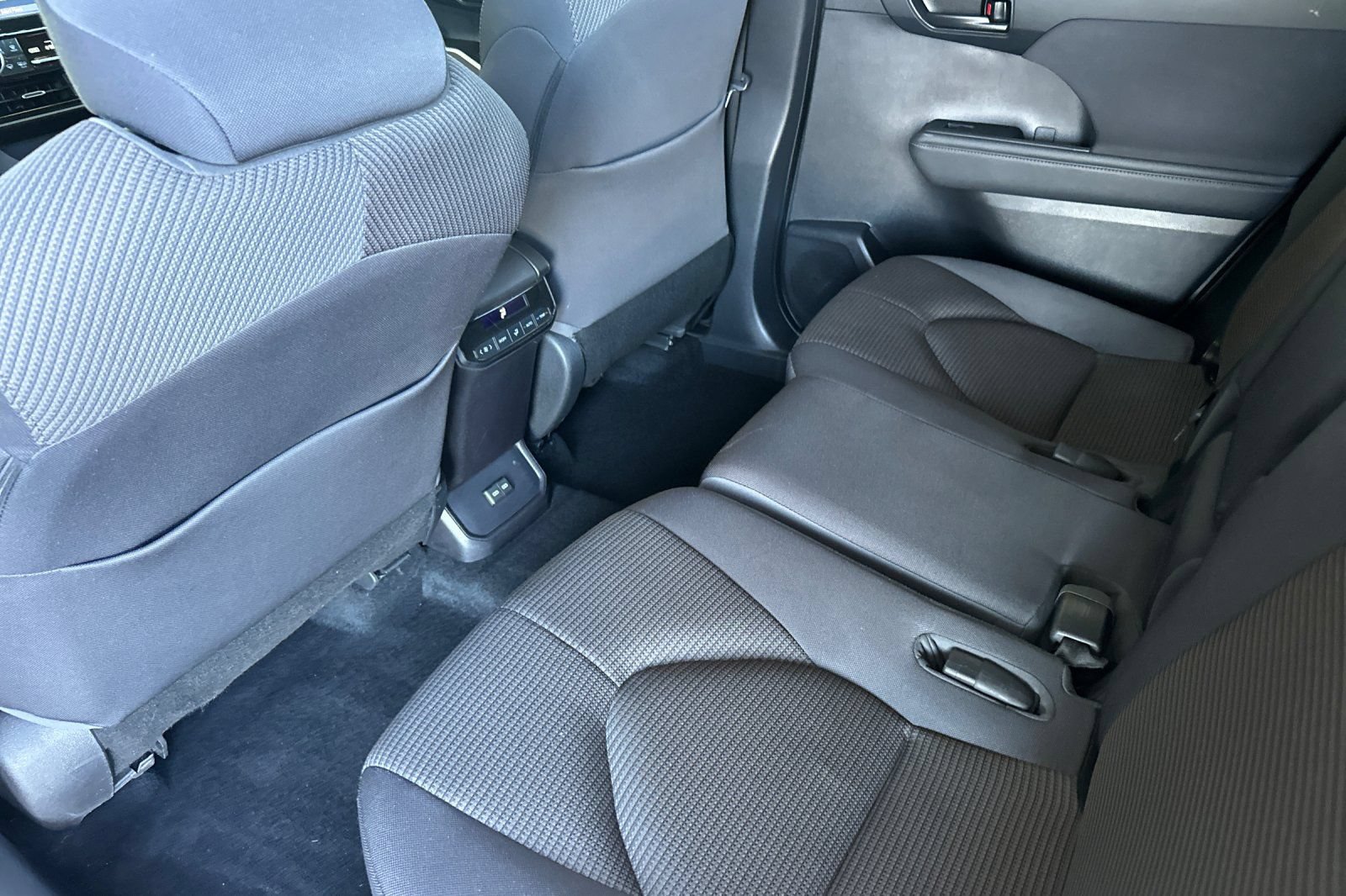 Used 2022 Toyota Highlander LE AWD/4WD image 14