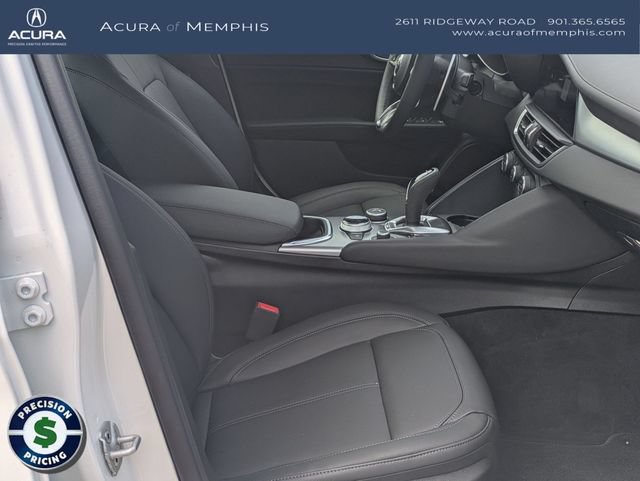 Used 2025 Alfa Romeo Giulia AWD image 30