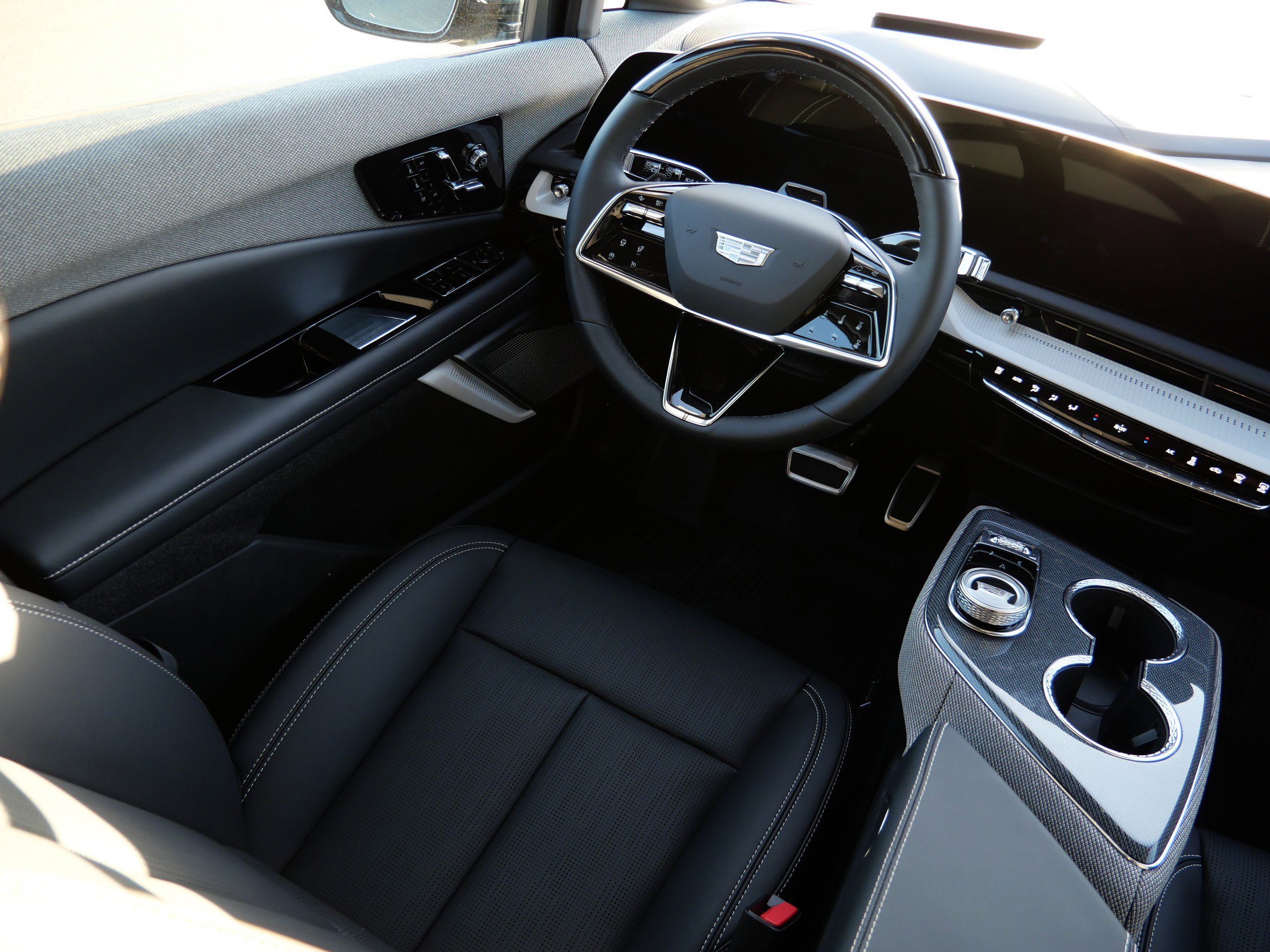 Used 2025 Cadillac Optiq Sport 2 w/ LPO, ONYX Package image 7