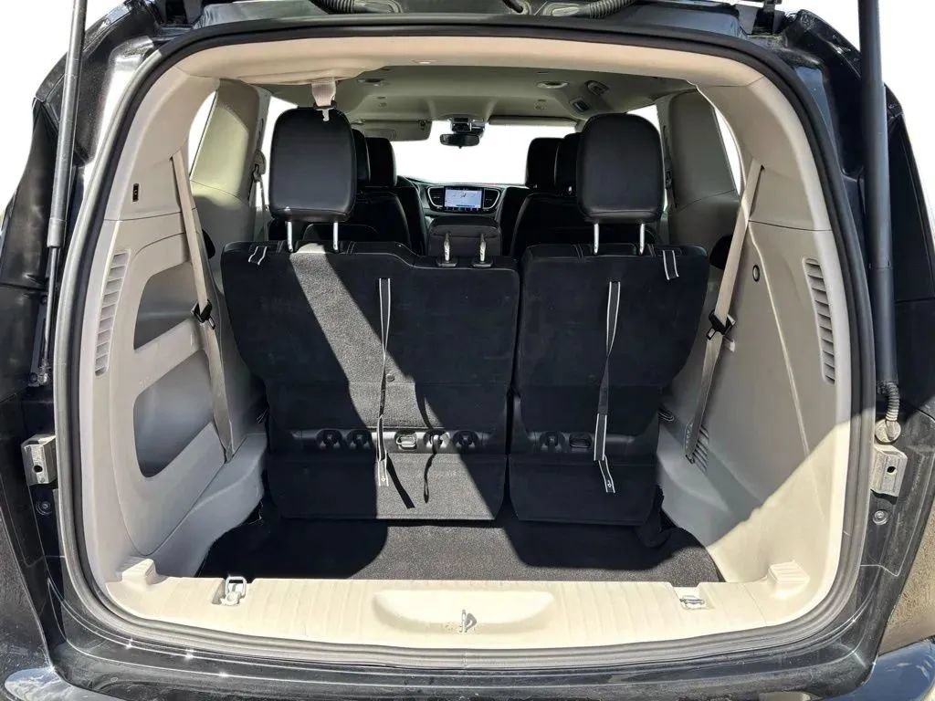 Used 2024 Chrysler Pacifica Touring-L FWD image 34