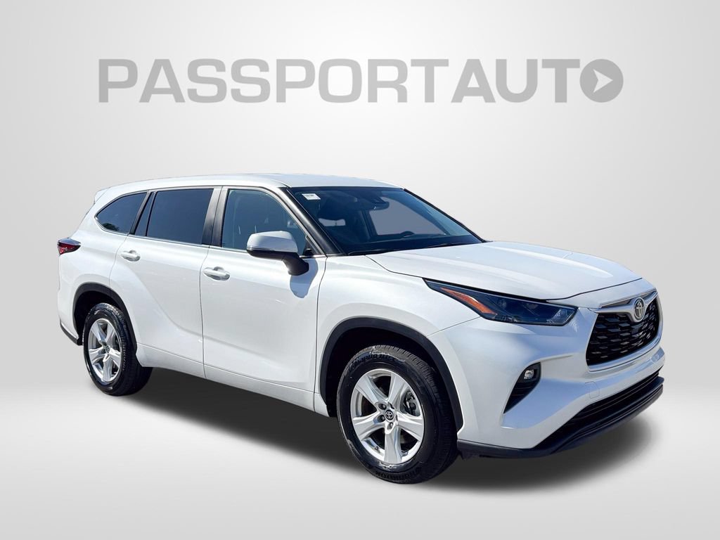 Used 2025 Toyota Highlander LE FWD image 11