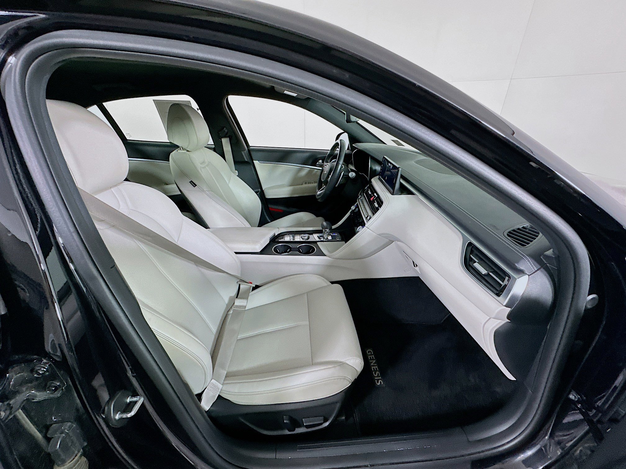 Used 2025 Genesis G70 2.5T image 32