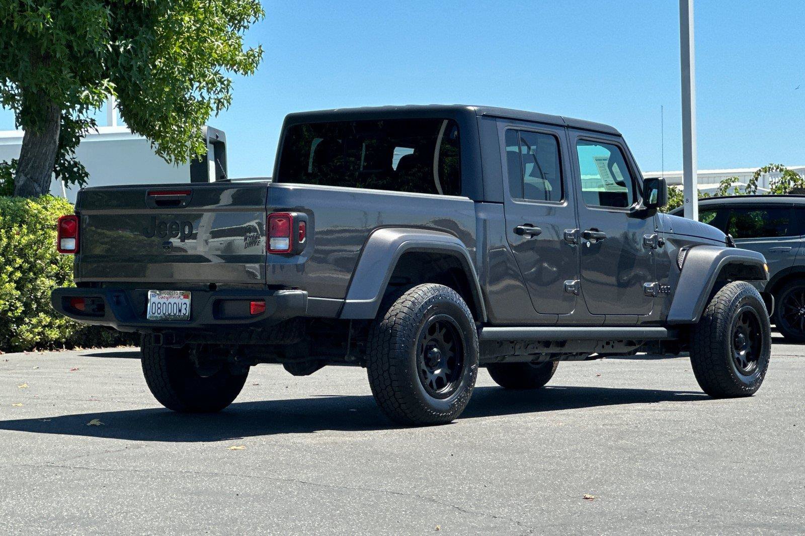 Used 2023 Jeep Gladiator Sport AWD/4WD image 3