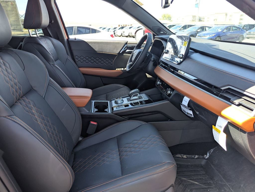 Used 2025 Mitsubishi Outlander 4WD Plug-In Hybrid image 38