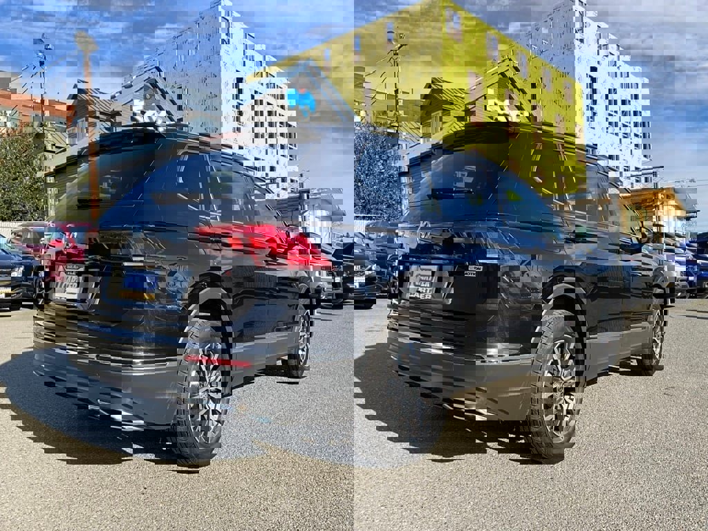 Used 2020 Volkswagen Tiguan SE w/ Panoramic Sunroof Package image 8