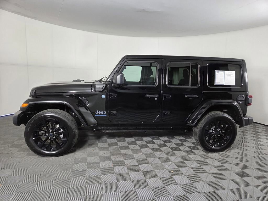 Used 2025 Jeep Wrangler Unlimited Sahara w/ Safety Group AWD/4WD image 8