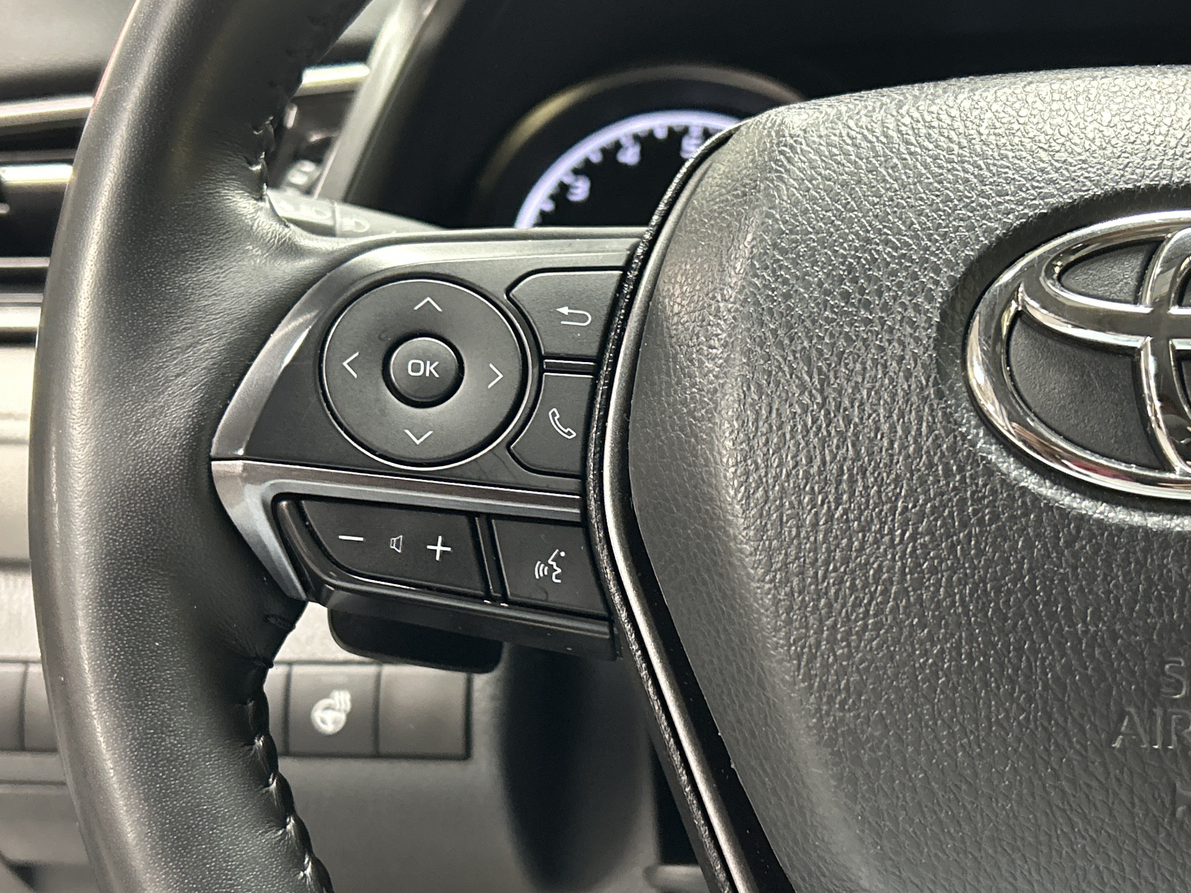 Used 2024 Toyota Camry SE w/ Cold Weather Package FWD image 18