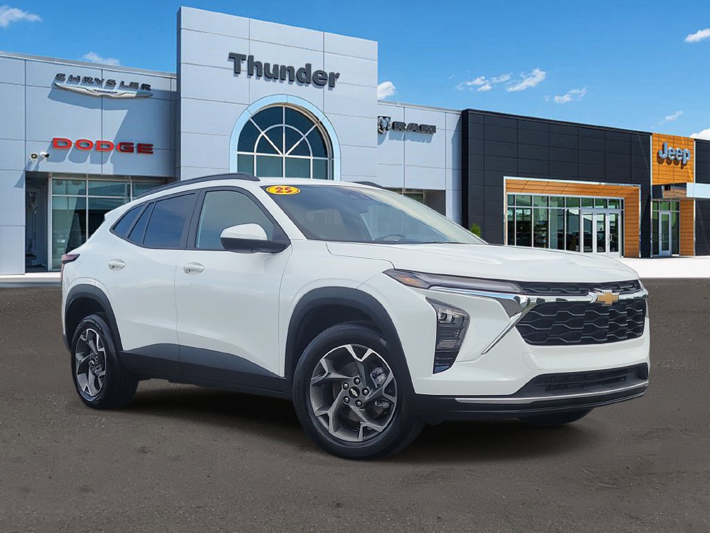 Used 2025 Chevrolet Trax LT FWD image 1