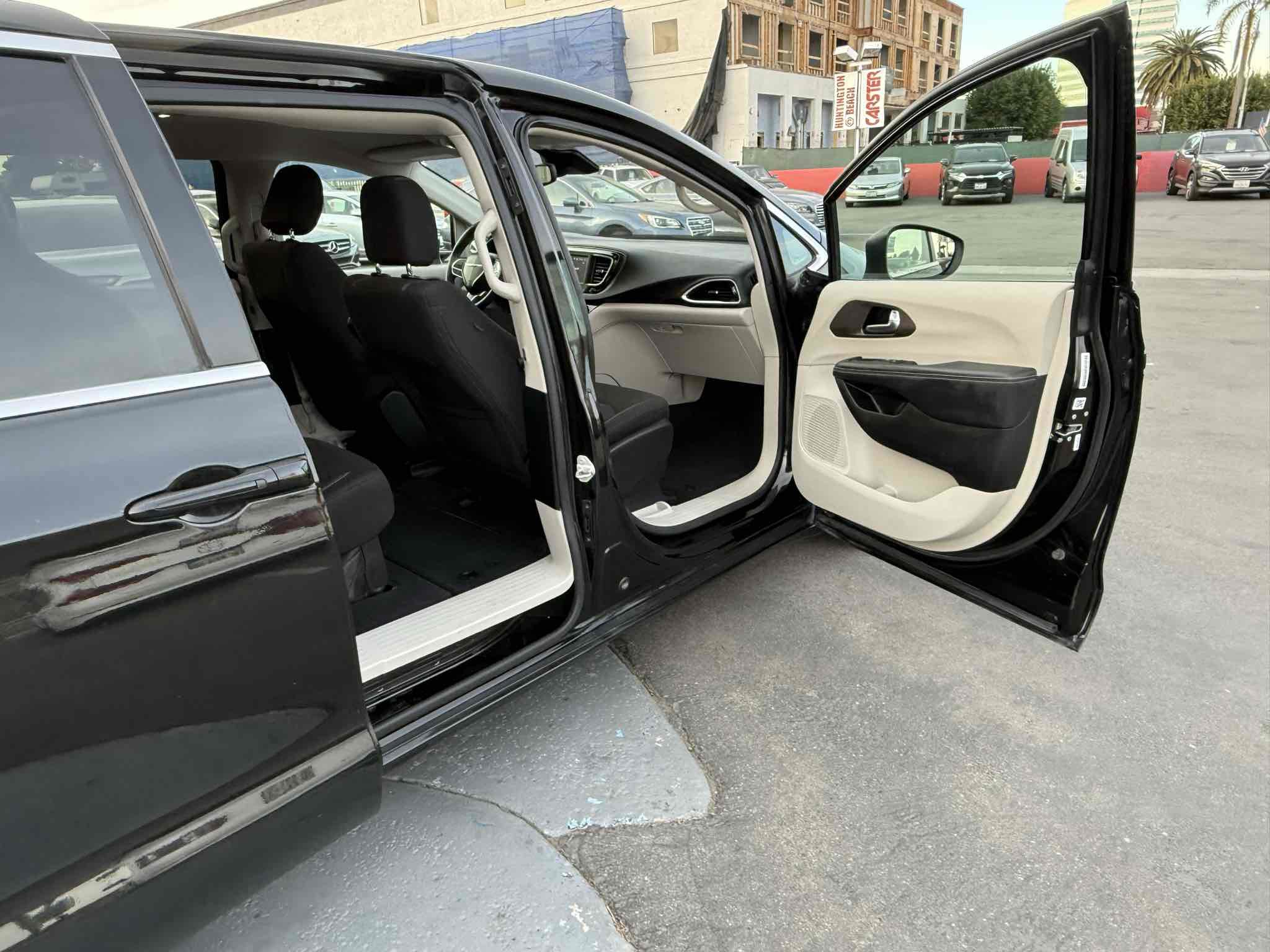 Used 2023 Chrysler Voyager LX image 14