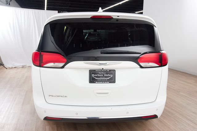 Used 2017 Chrysler Pacifica Touring-L FWD image 4