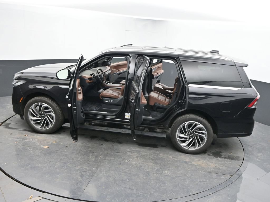 Used 2025 Lincoln Navigator Reserve image 66