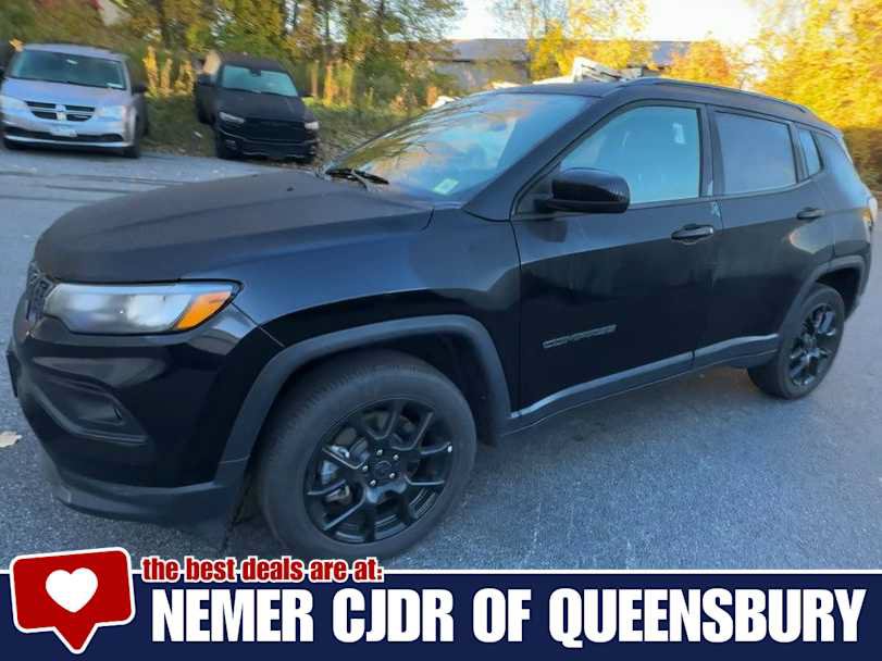 Used 2025 Jeep Compass Latitude w/ Convenience Group AWD/4WD image 4