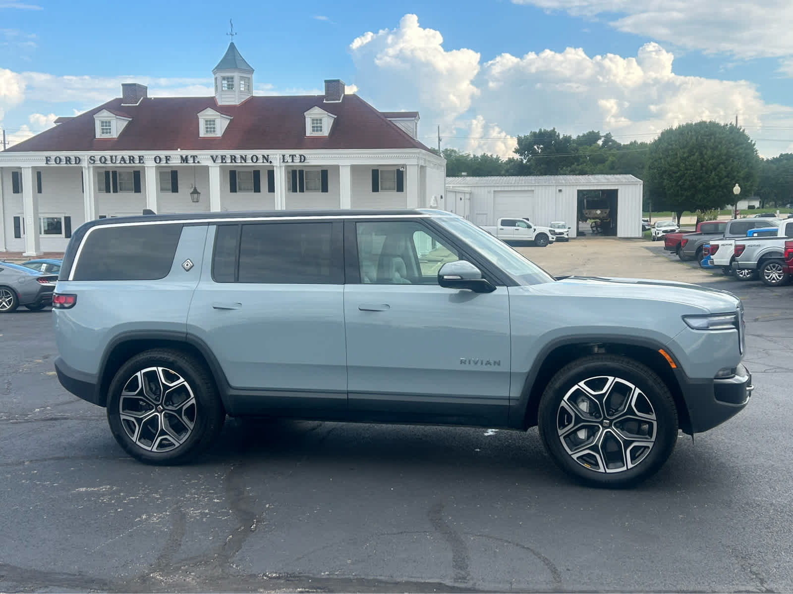 Used 2026 Rivian R1S Adventure AWD/4WD image 6