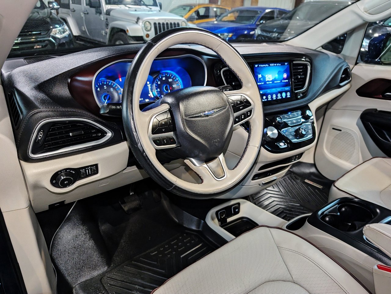 Used 2017 Chrysler Pacifica Limited image 18