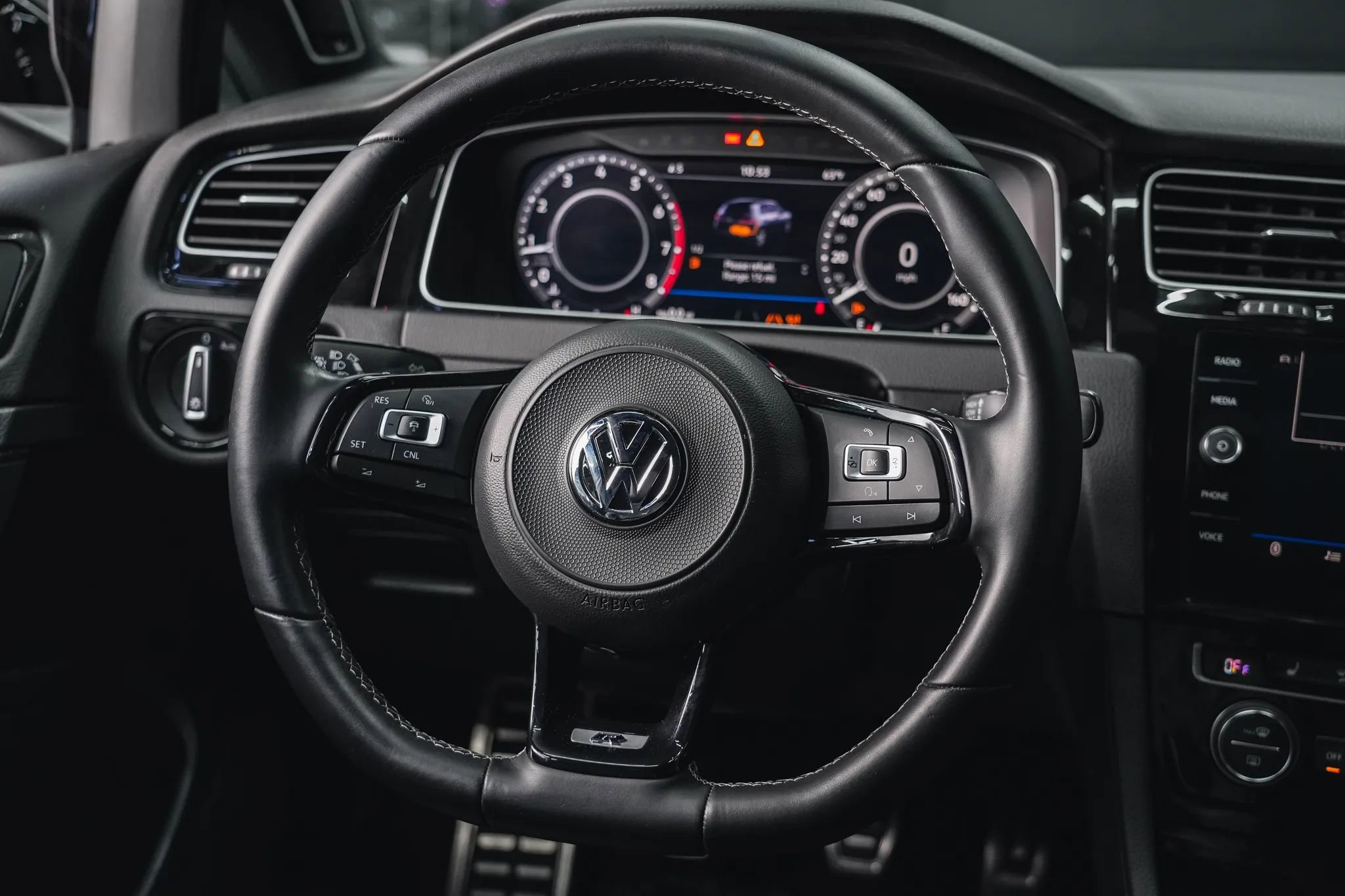 Used 2018 Volkswagen Golf R 4-Door image 45