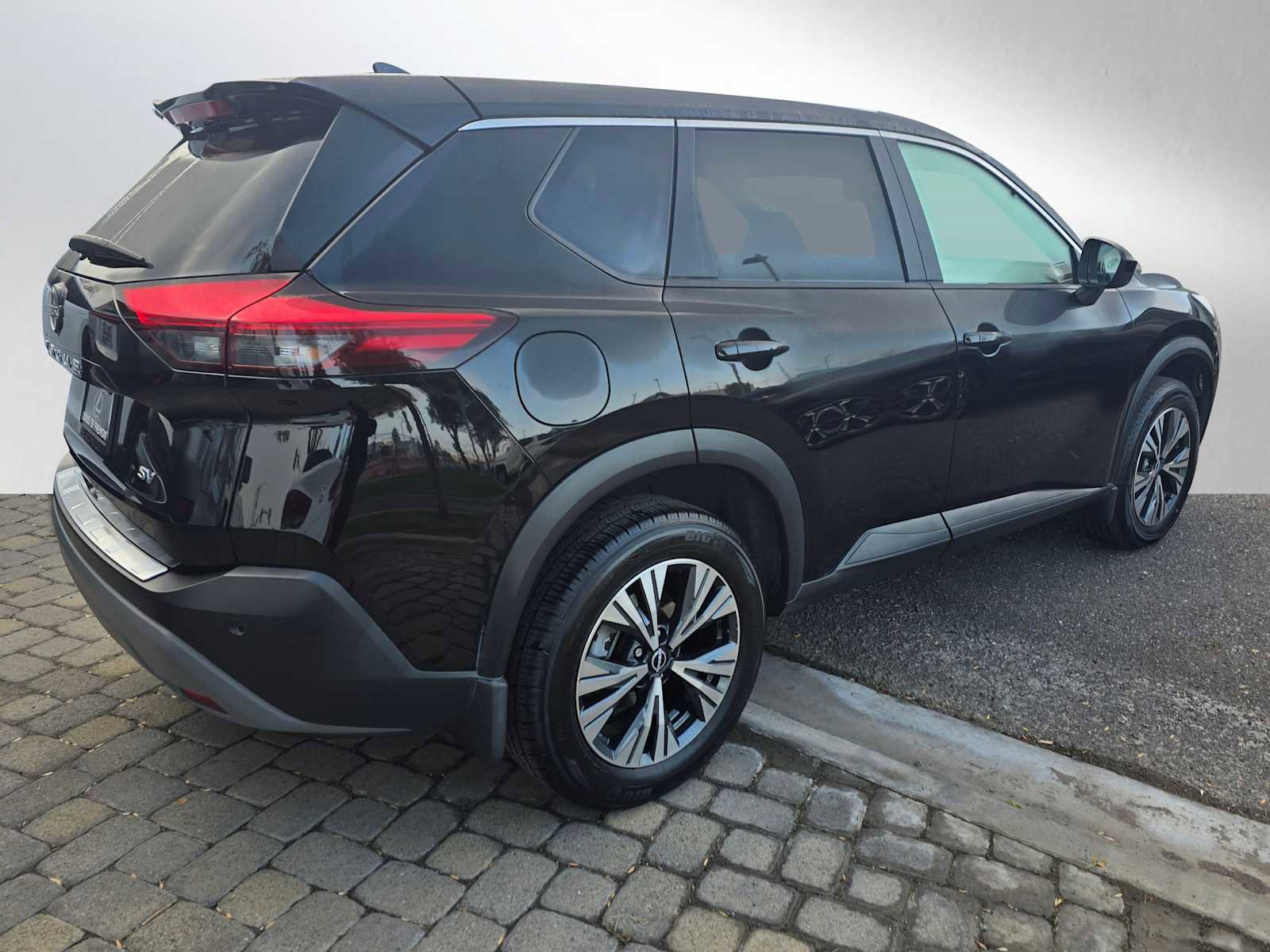 Used 2023 Nissan Rogue SV image 3