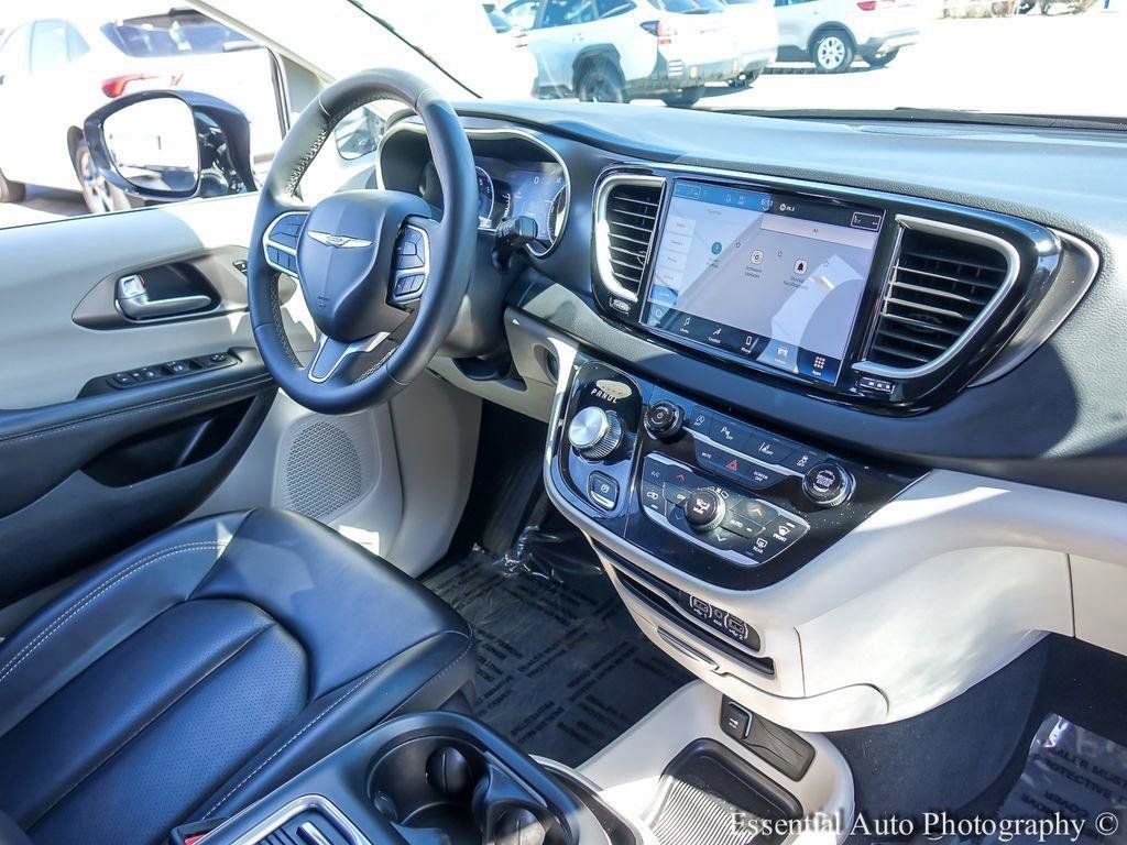 Used 2024 Chrysler Pacifica Touring-L image 26
