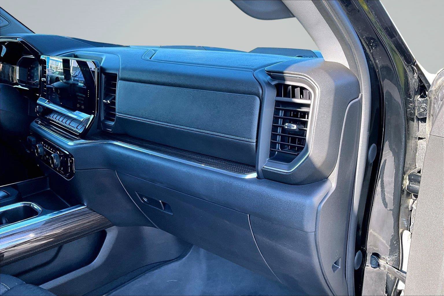 Used 2024 Chevrolet Silverado 1500 LT Trail Boss w/ Convenience Package II AWD/4WD image 18