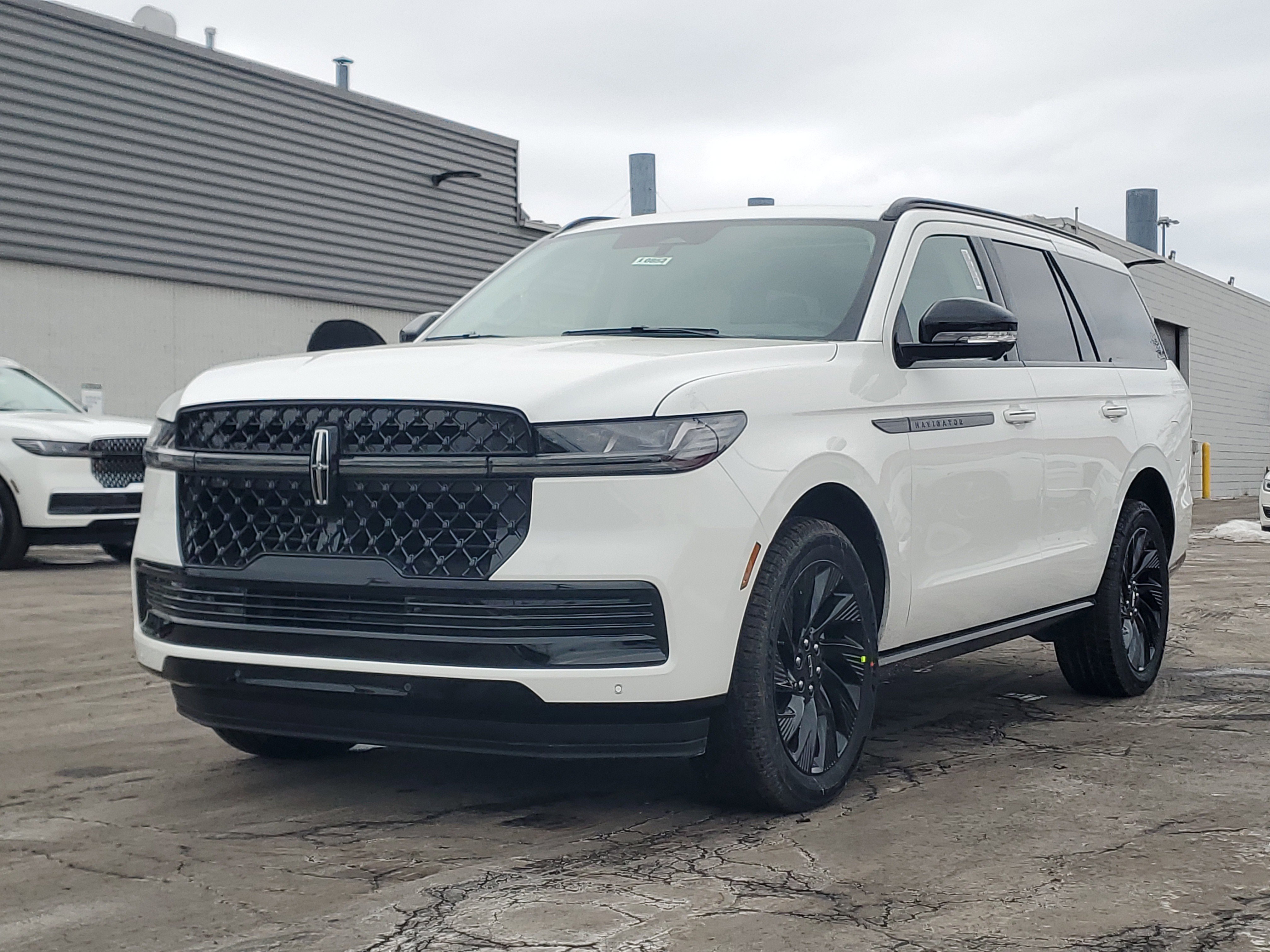 New 2026 Lincoln Navigator Reserve w/ Jet Appearance Package image 2