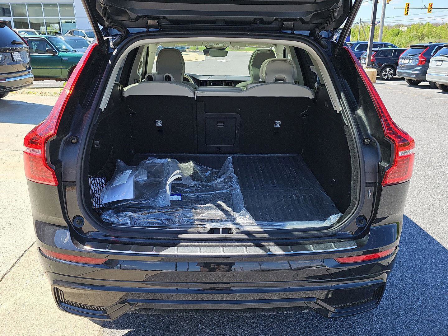 Used 2025 Volvo XC60 T8 Plus w/ Protection Package Premier image 13