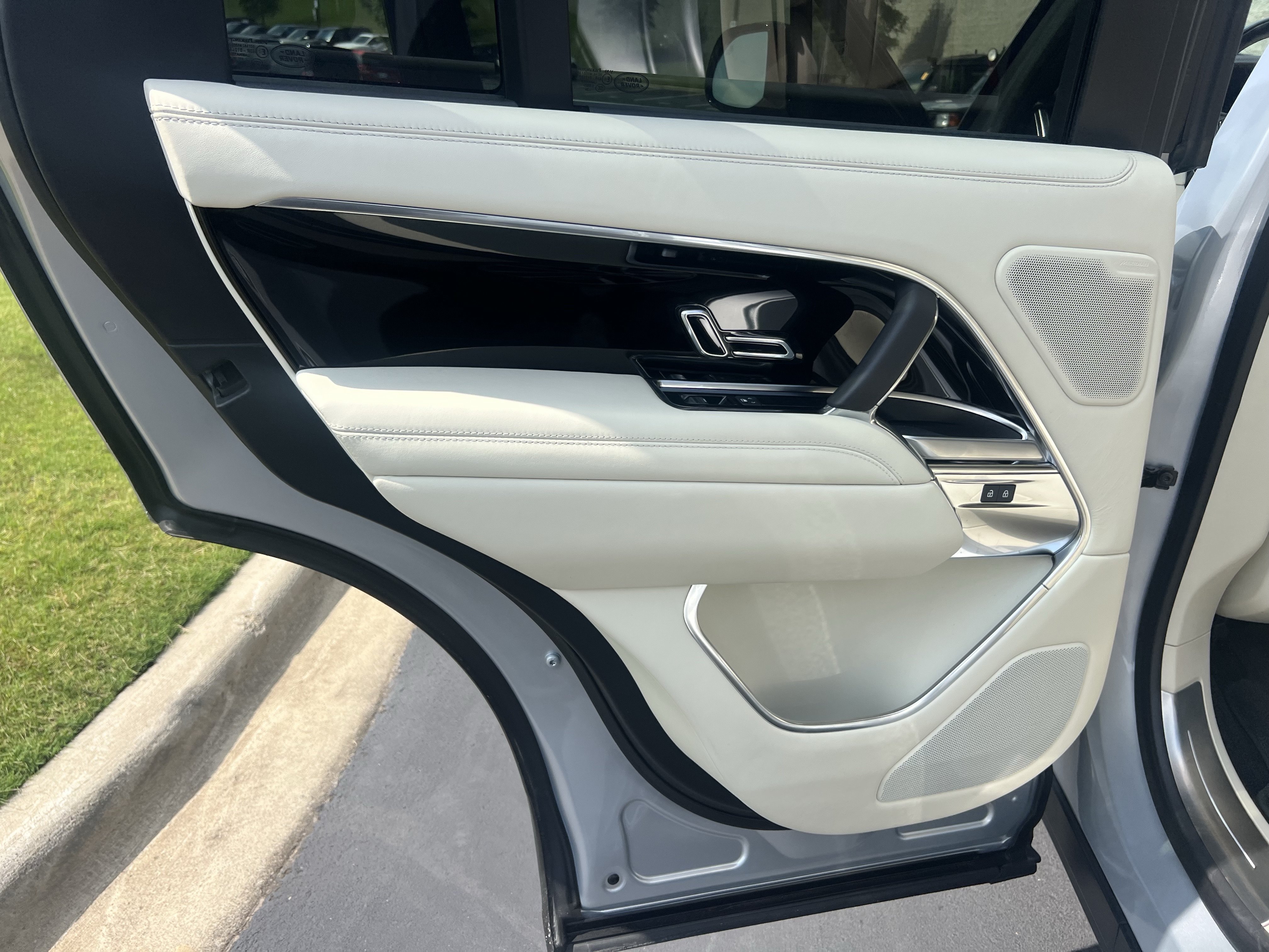 Certified 2025 Land Rover Range Rover SE AWD/4WD image 31