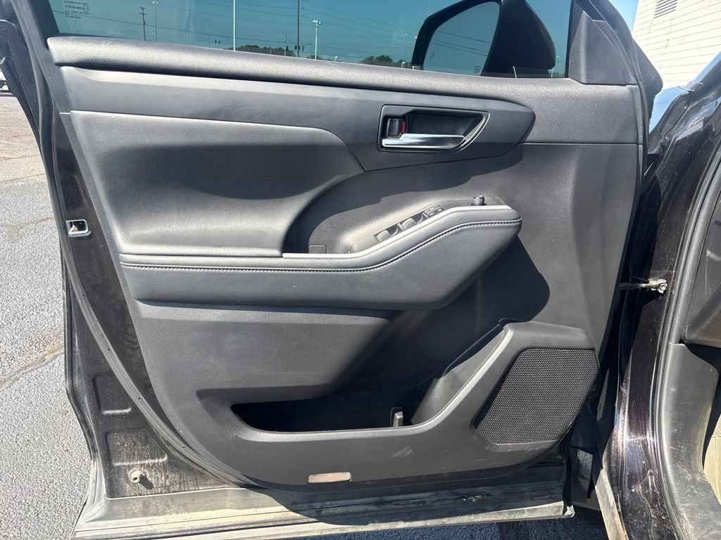 Used 2022 Toyota Highlander XLE AWD/4WD image 7