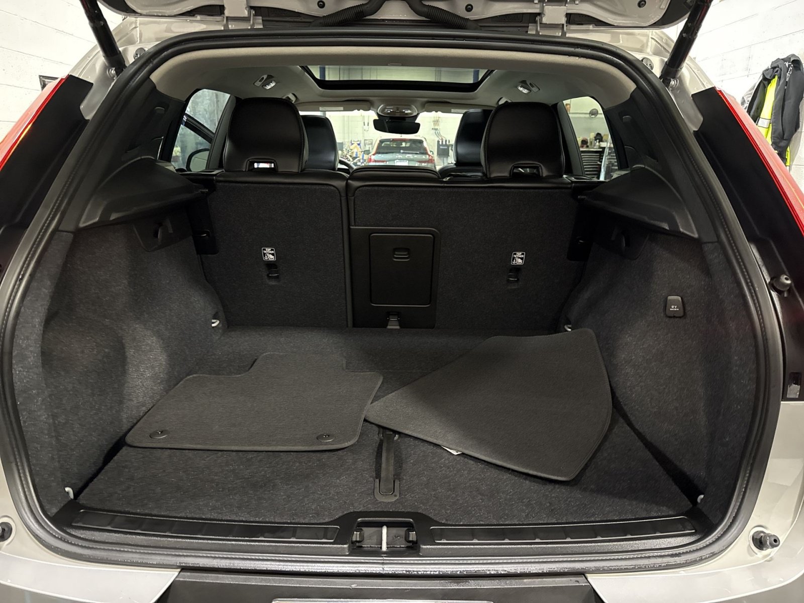 Certified 2024 Volvo XC40 B5 Plus w/ Climate Package AWD/4WD image 26