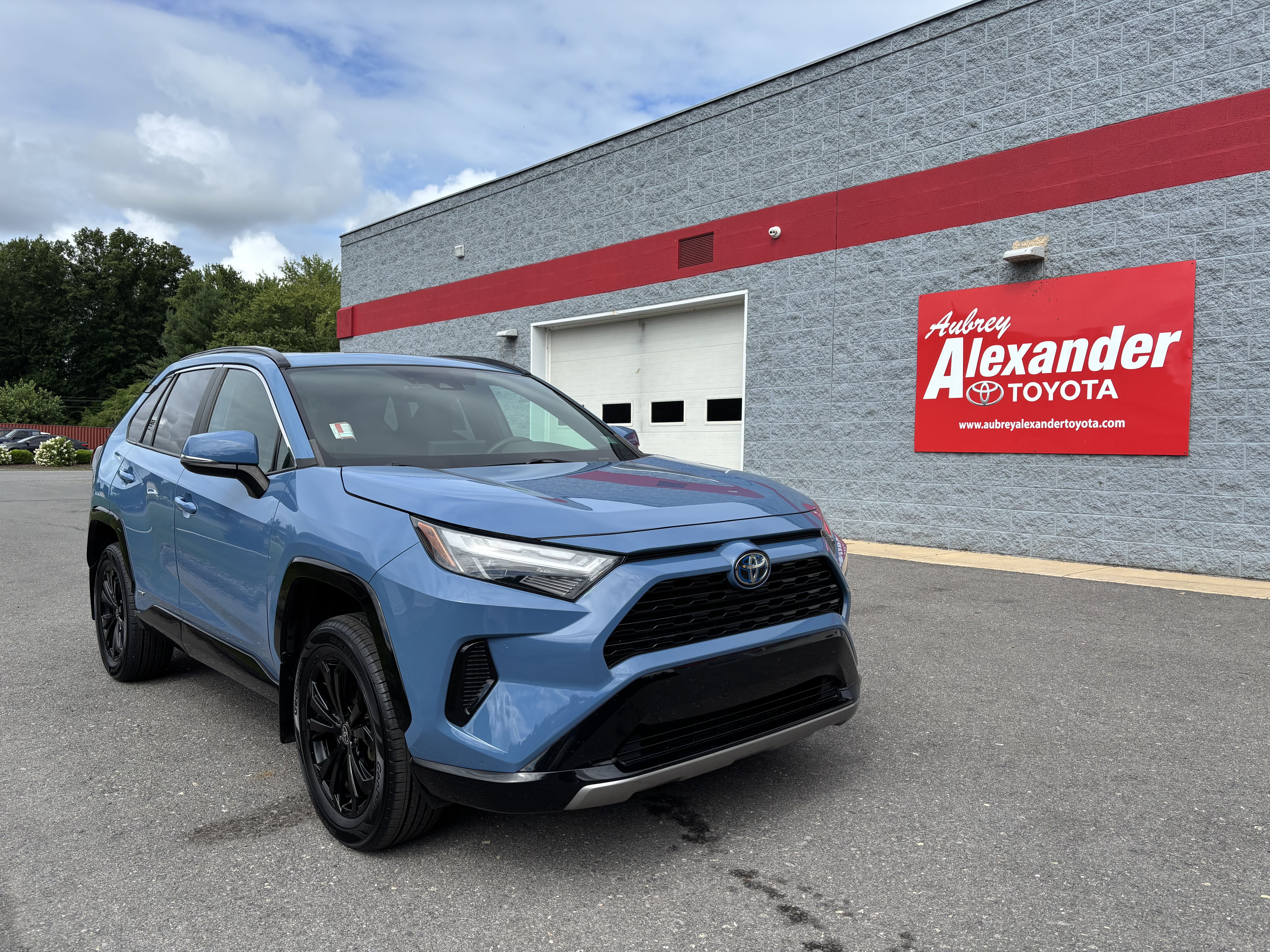Used 2022 Toyota RAV4 SE w/ Convenience Package AWD/4WD image 1