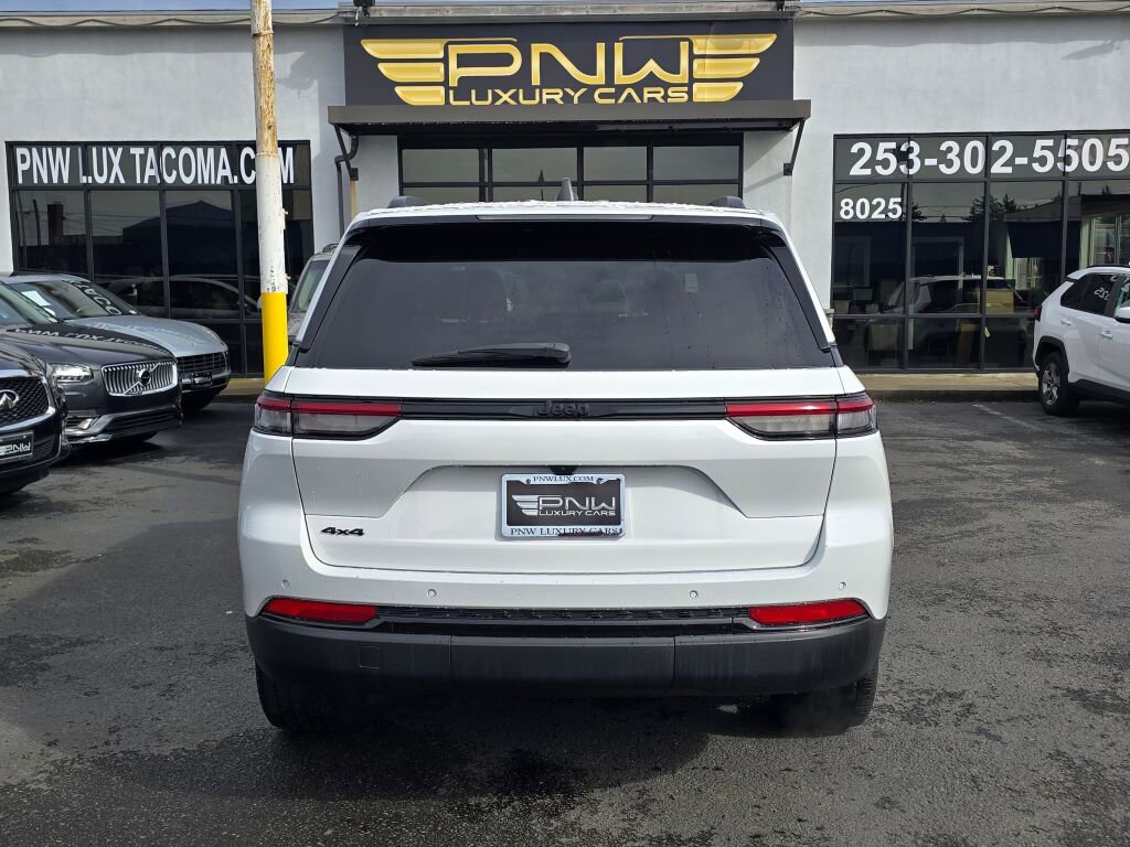 Used 2023 Jeep Grand Cherokee Altitude image 7