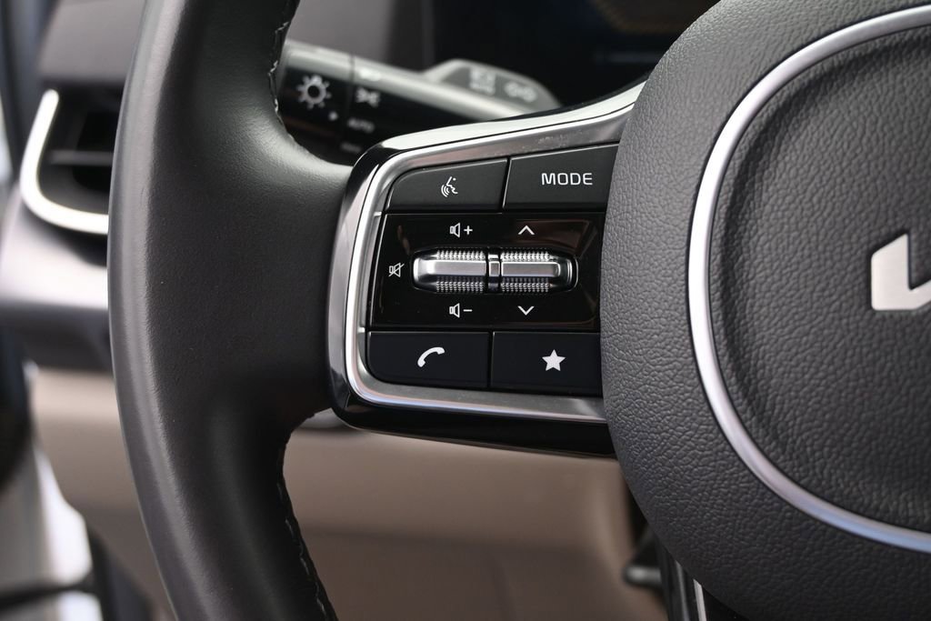 Used 2025 Kia Carnival FWD image 33