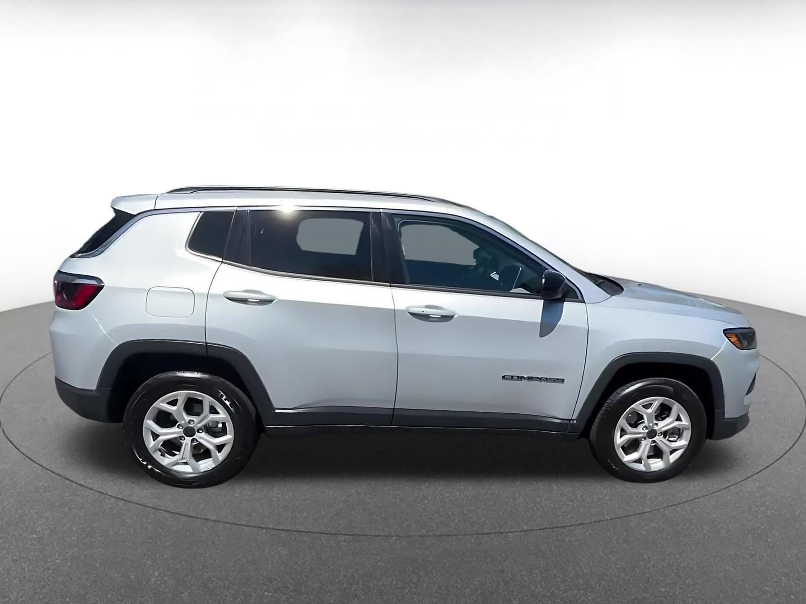 Used 2025 Jeep Compass Latitude AWD/4WD image 16