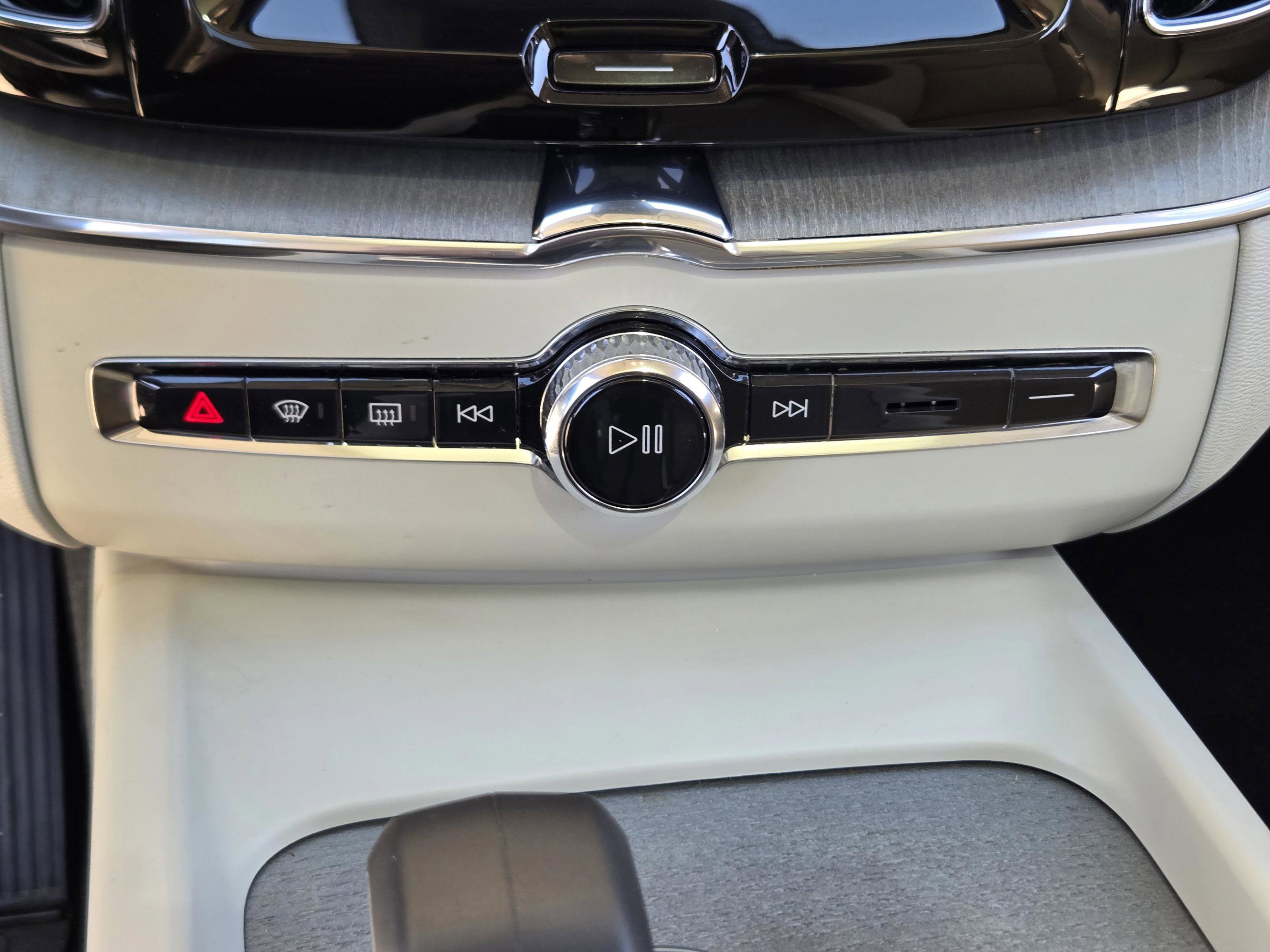 Used 2024 Volvo XC60 B5 Plus w/ Protection Package Premier image 26