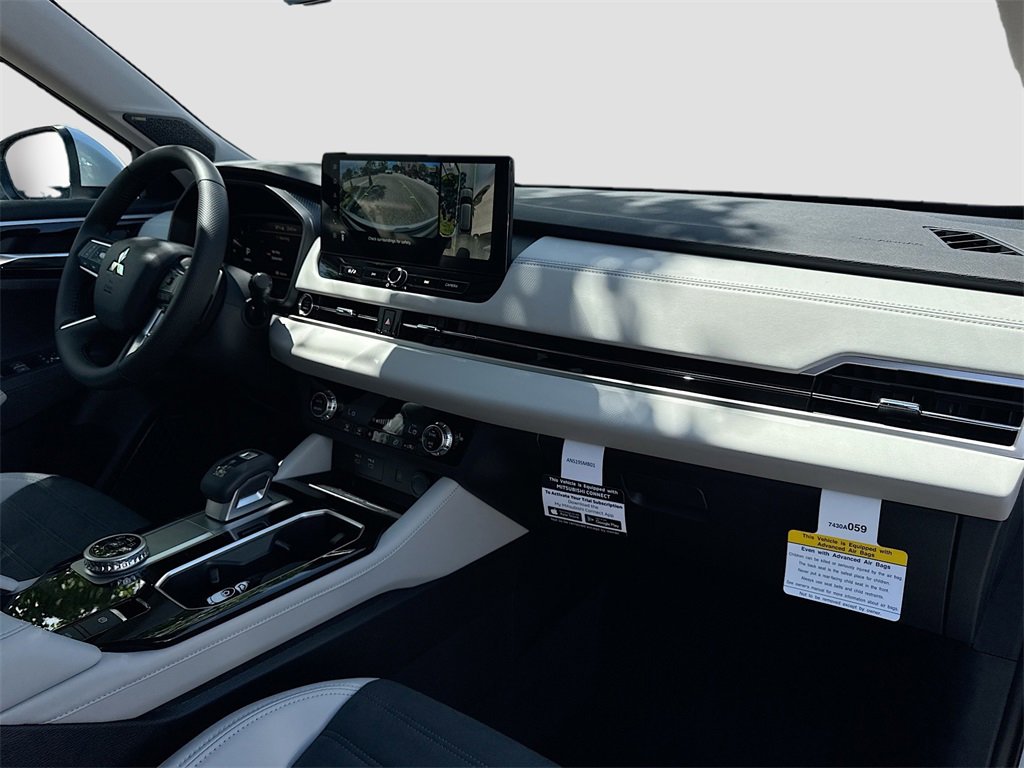 New 2025 Mitsubishi Outlander SE image 32