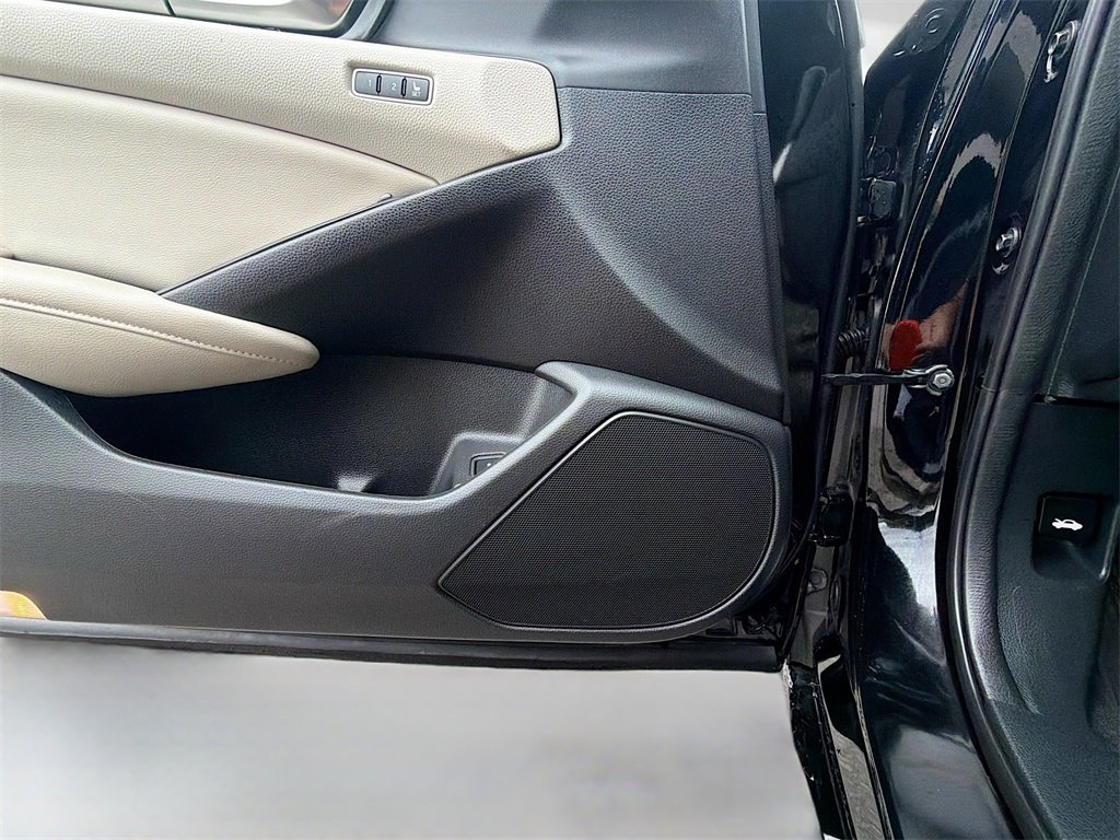 Used 2018 Honda Accord Touring image 19