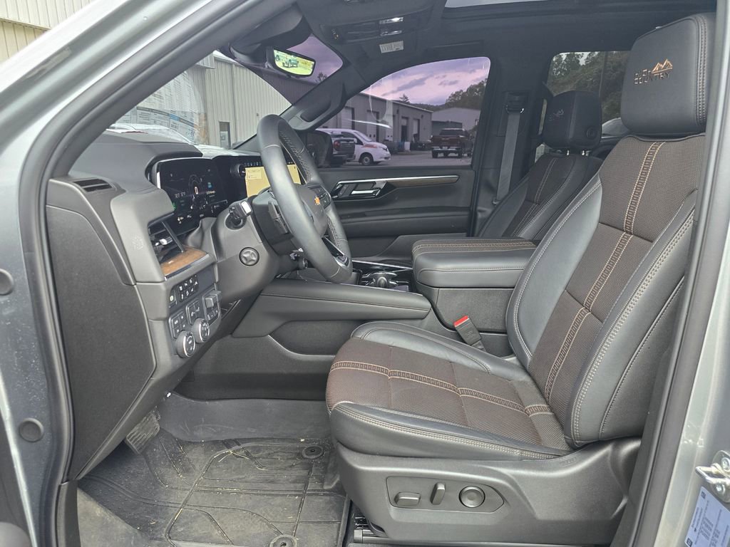 Used 2025 Chevrolet Tahoe High Country AWD/4WD image 4