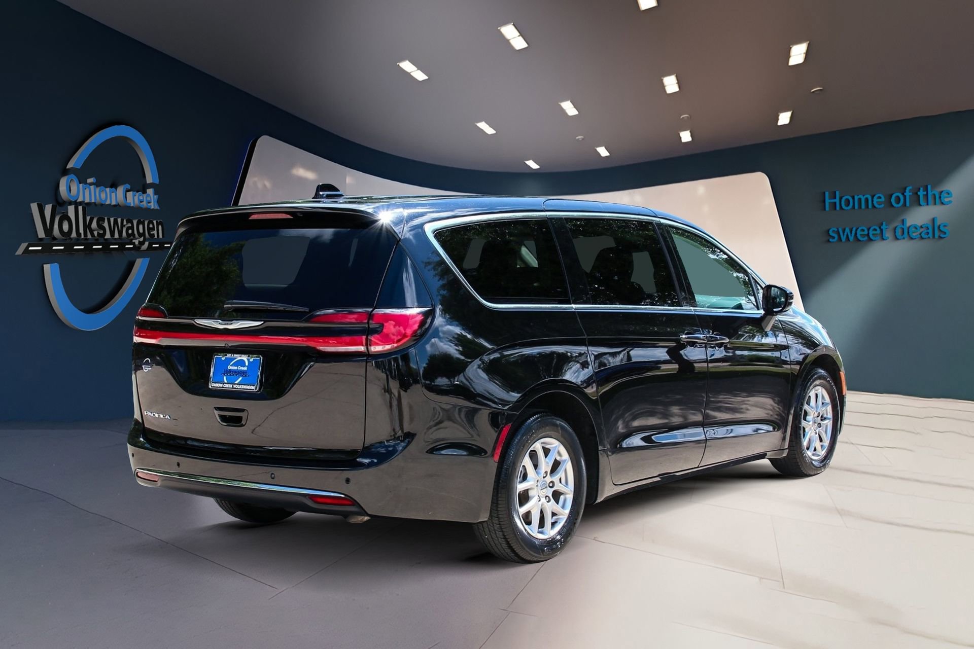 Used 2024 Chrysler Pacifica Touring-L image 5