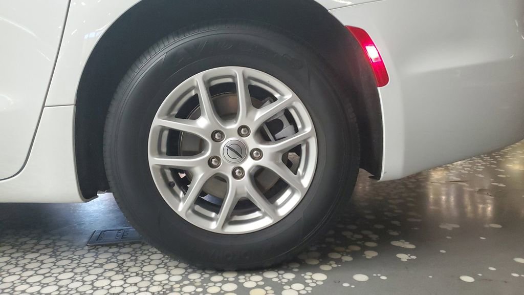 Used 2025 Chrysler Voyager LX image 6