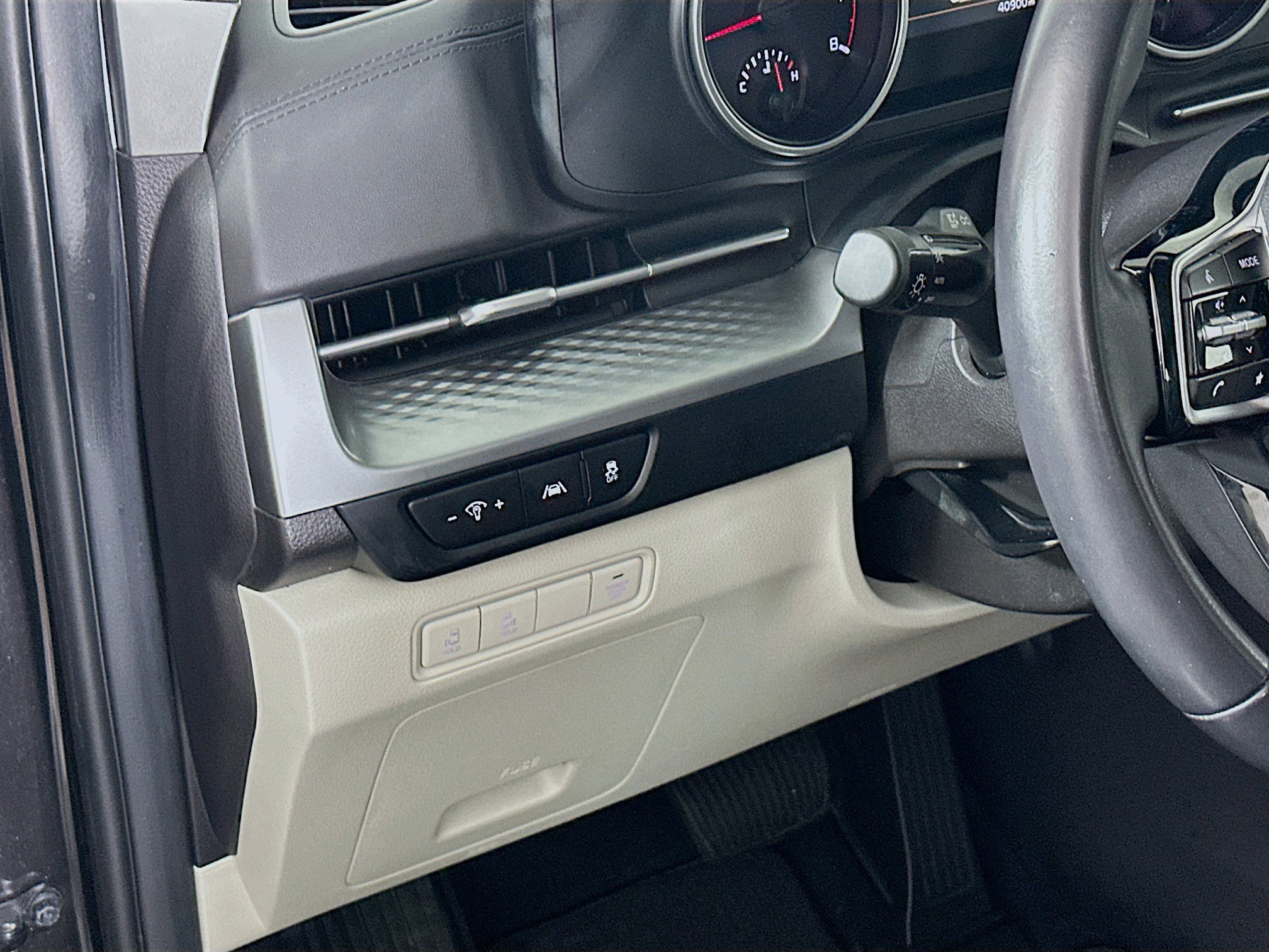 Used 2024 Kia Carnival LX image 17