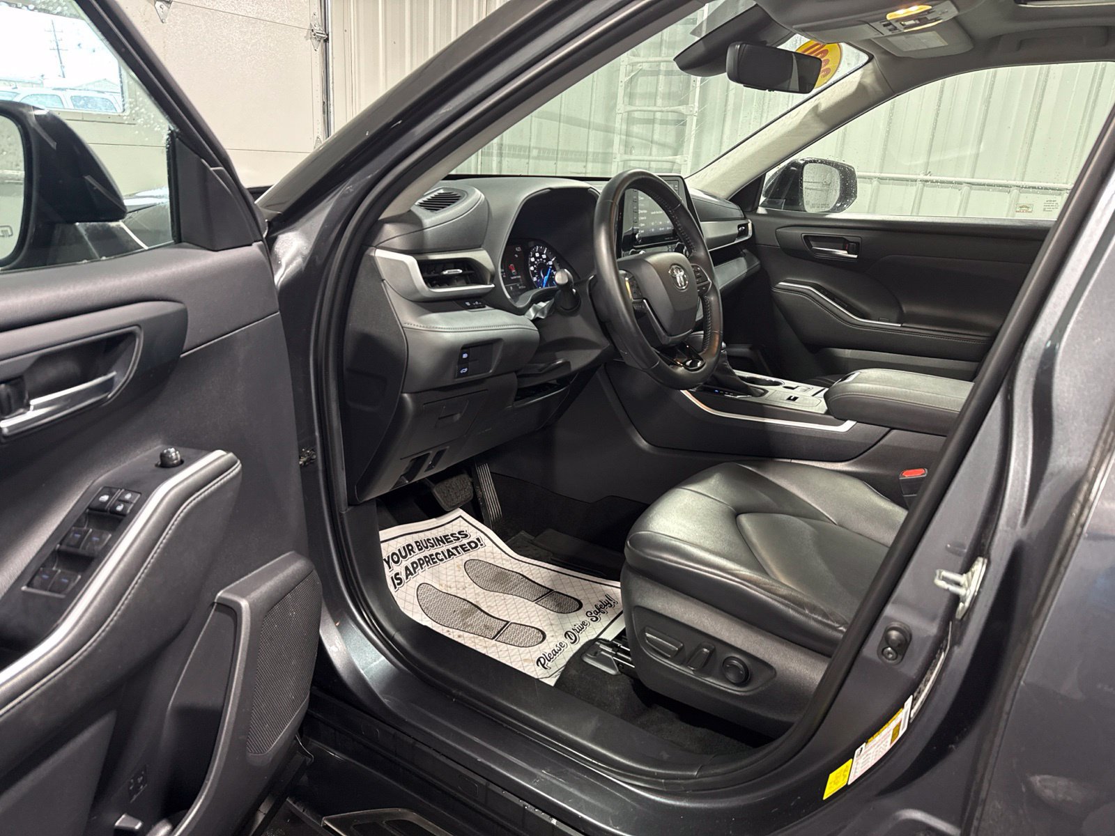 Used 2020 Toyota Highlander XLE AWD/4WD image 27