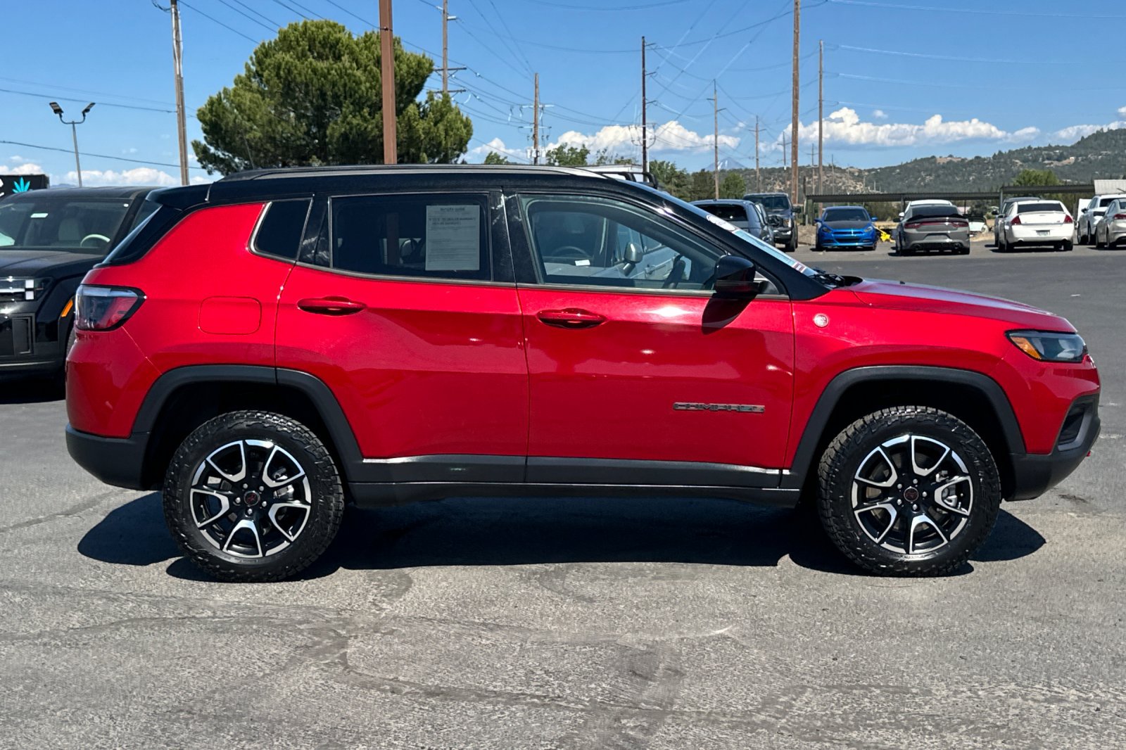 Used 2025 Jeep Compass Trailhawk AWD/4WD image 3