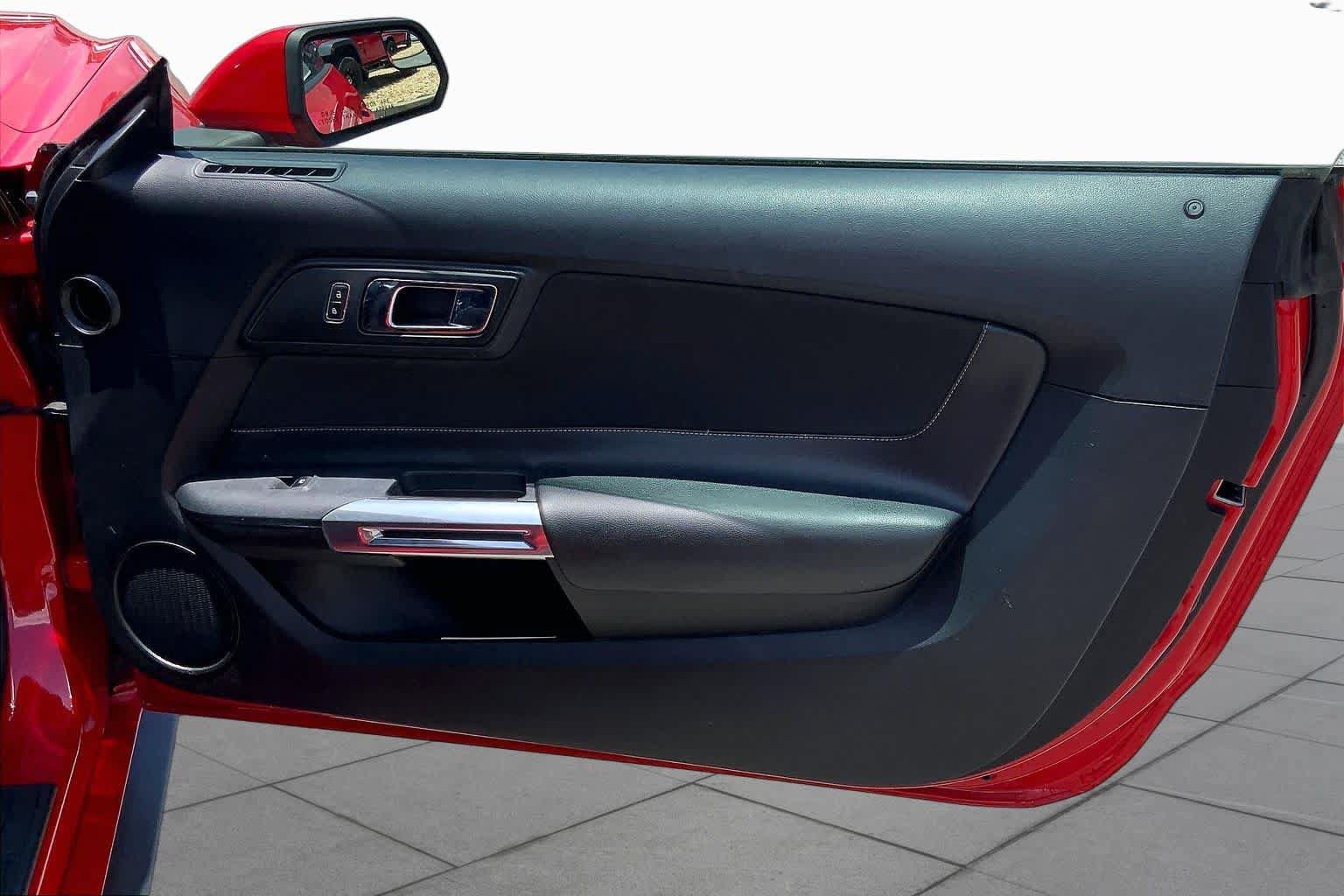 Used 2015 Ford Mustang Coupe RWD image 21
