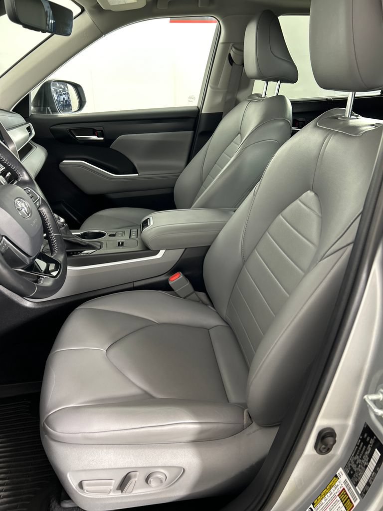 Used 2021 Toyota Highlander XLE AWD/4WD image 12