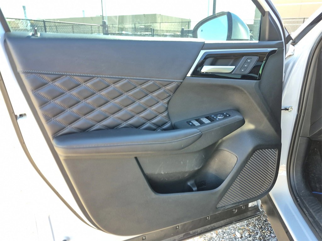 Used 2024 Mitsubishi Outlander 4WD Plug-In Hybrid image 43