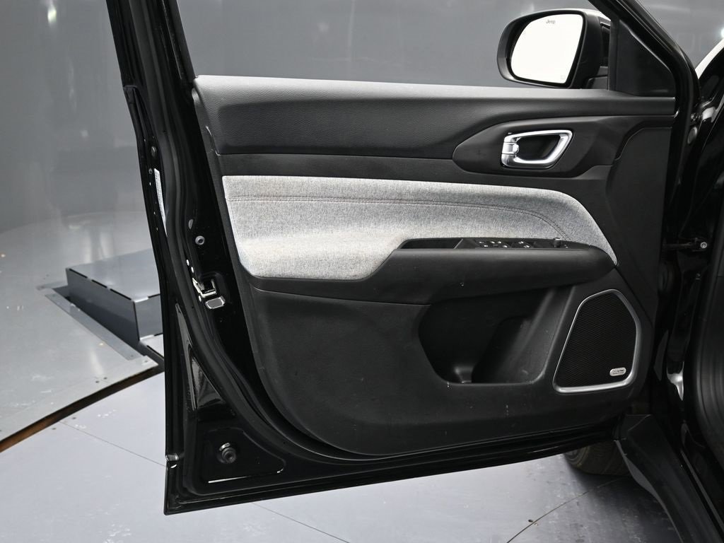 Used 2022 Jeep Compass Latitude w/ Sun and Sound Group image 39