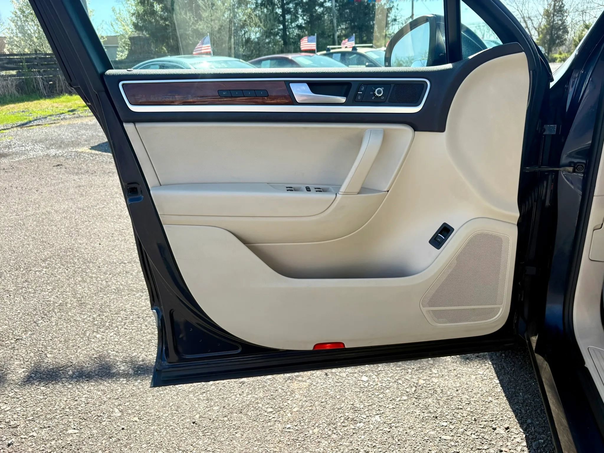 Used 2012 Volkswagen Touareg TDI image 11